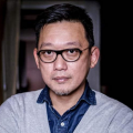 女人在床被男人狂躁视频